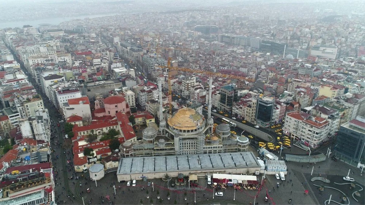 Taksim Camii\'nin Alemi Yerleştirildi