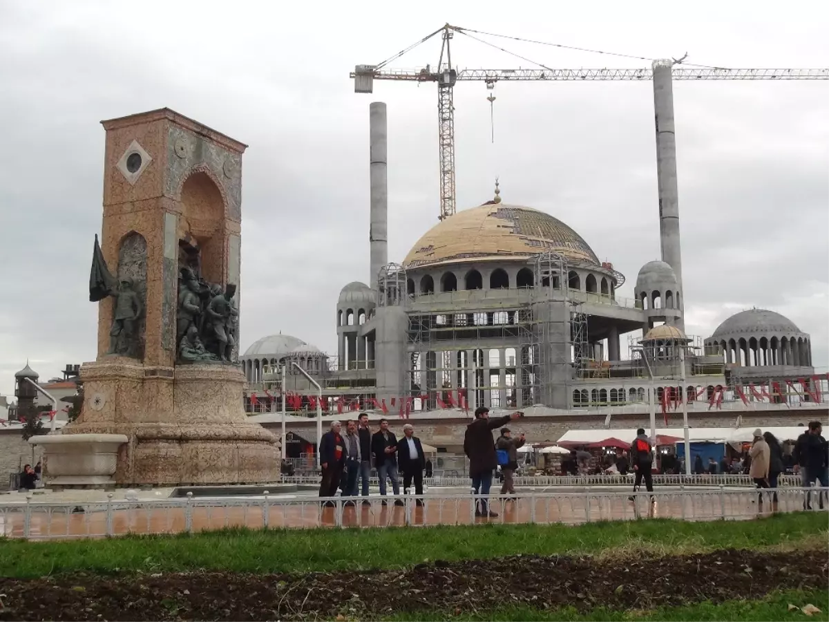 Taksim Camii\'nin Alemi Yerleştirildi