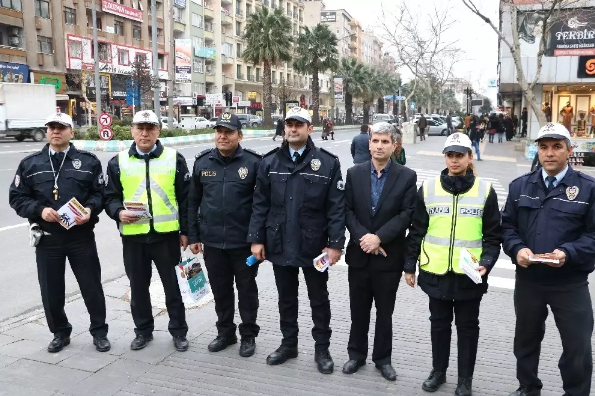 Trafik Polisinden Yayalara Broşürlü Uyarı