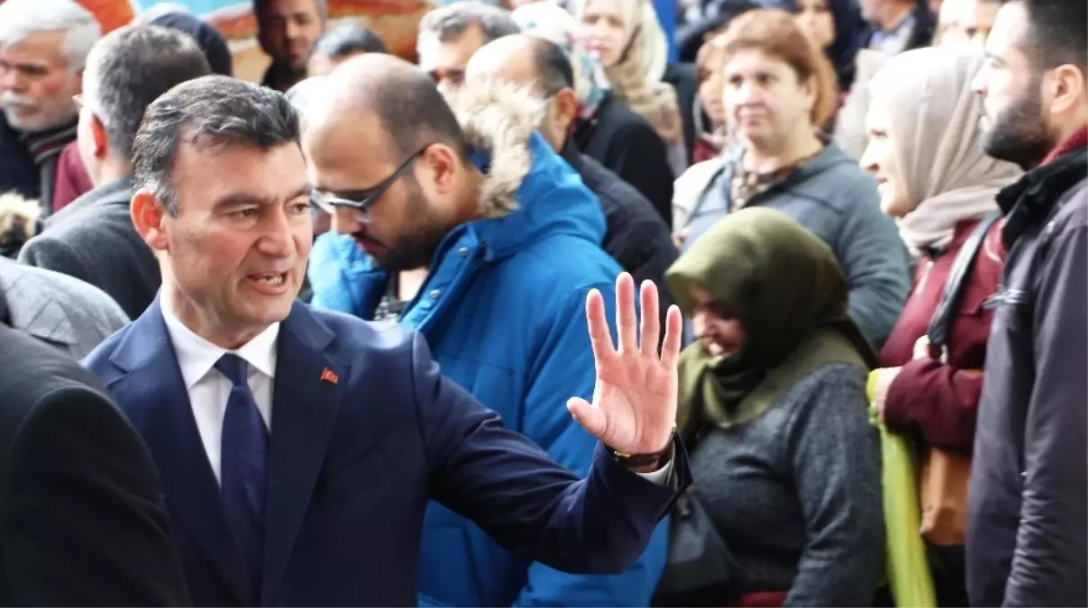 Ümmet Akın, Efeler\'de Pazarcı Esnafını Ziyaret Etti