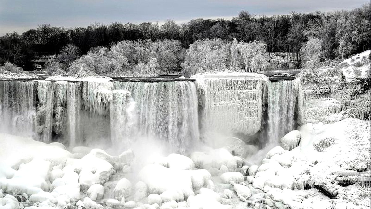 Video | Aşırı Soğuklardan Donan Niagara Şelalesi Manzarasıyla Görenleri Büyülüyor