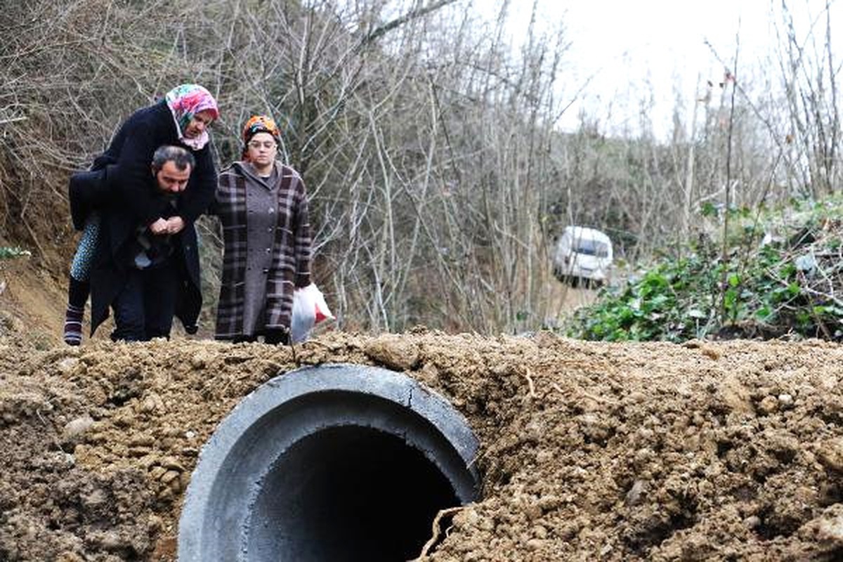 Yolu Kapanan Mahallede, Hasta Annesini Her Gün Sırtında Taşıyor