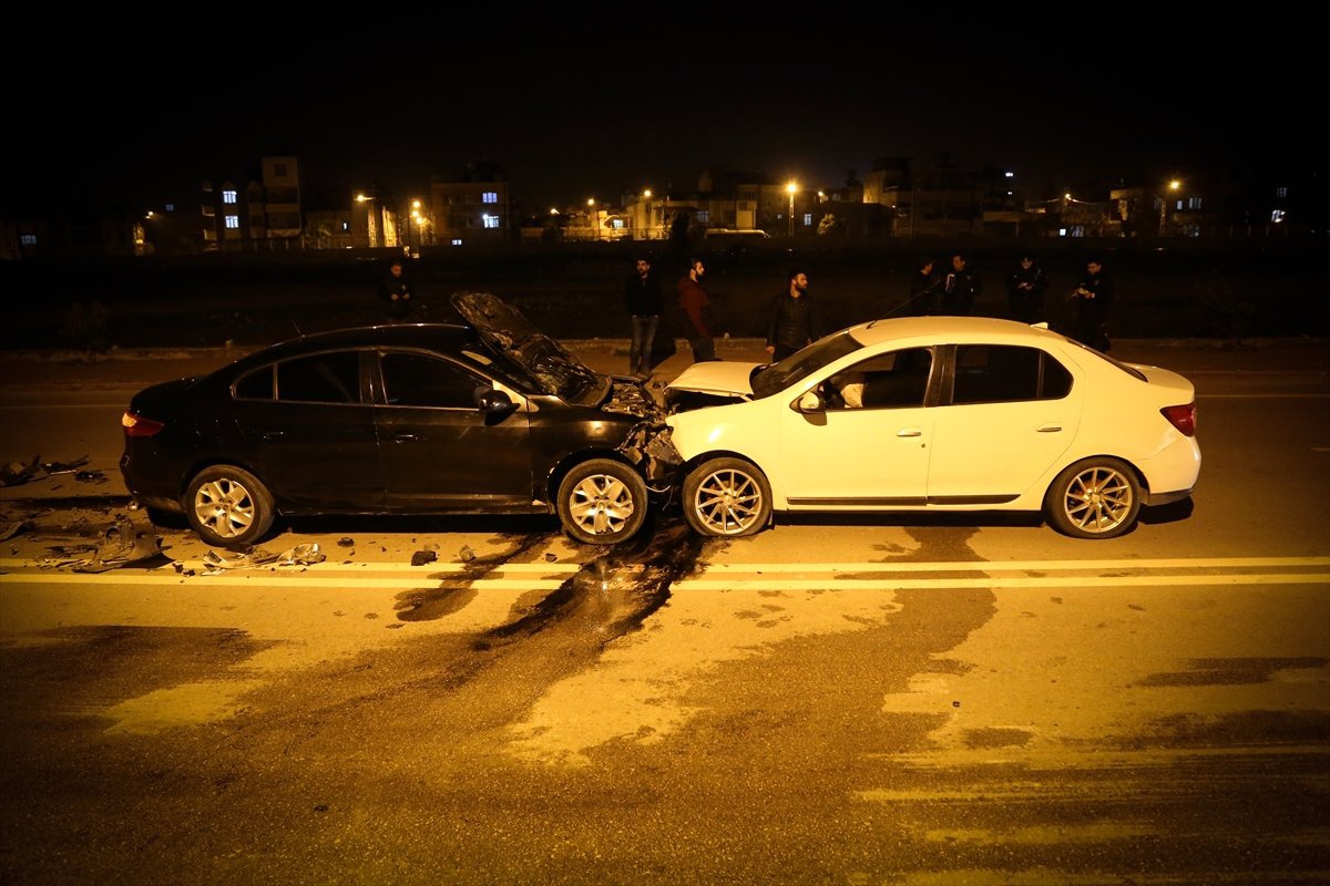 Adana\'da İki Otomobil Çarpıştı: 2 Yaralı