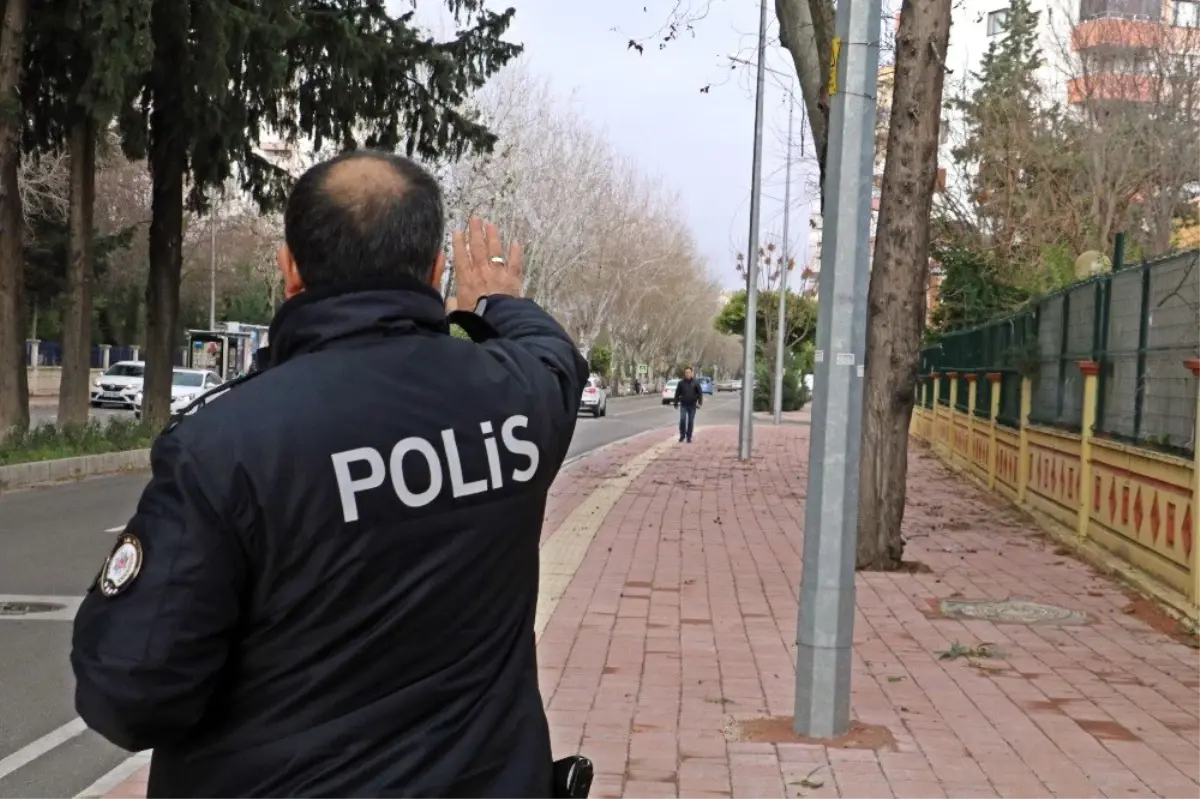 Ağacın Gövdesinden Gelen Sesler Polisi Alarma Geçirdi