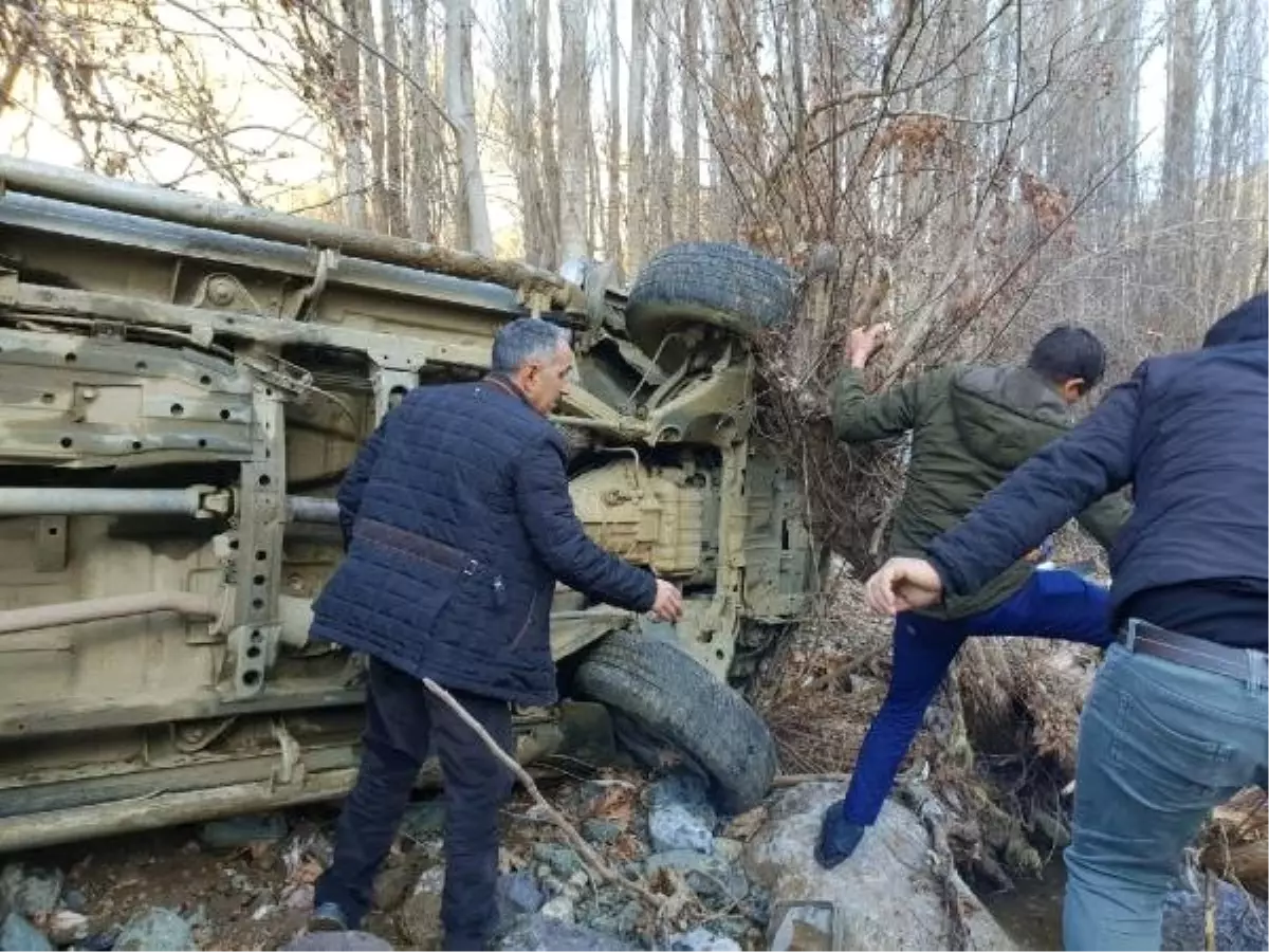 AK Parti\'li Vekilin Korumalarının Aracı, Şarampole Devrildi: 3 Yaralı