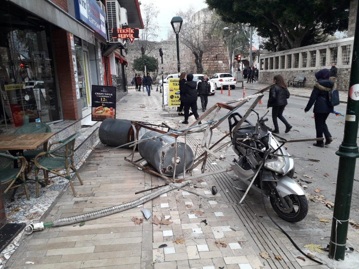 Antalya\'da Fırtına Güneş Kollektörünü Söktü