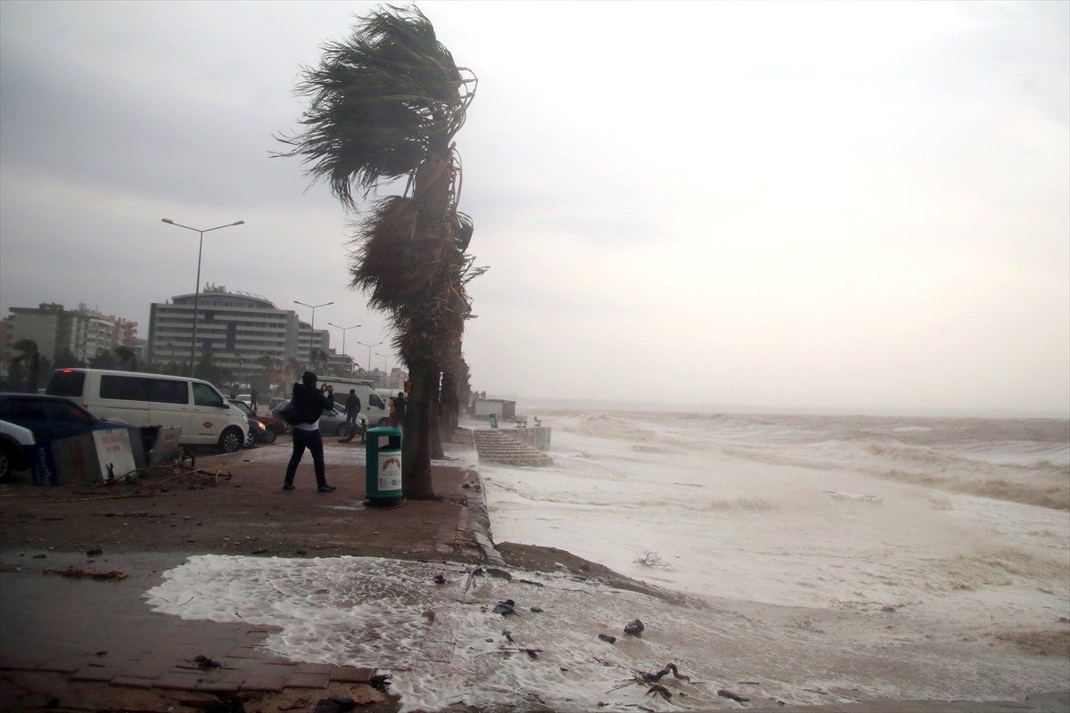 Antalya\'da Hortum: 1 Ölü, 9 Yaralı
