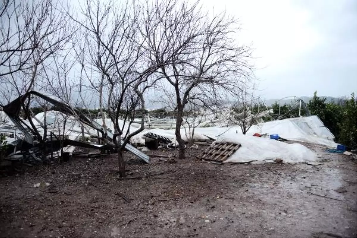 Antalya\'yı Fırtına Vurdu; Başına Sac Parçası Çarpan Berivan Öldü (11)