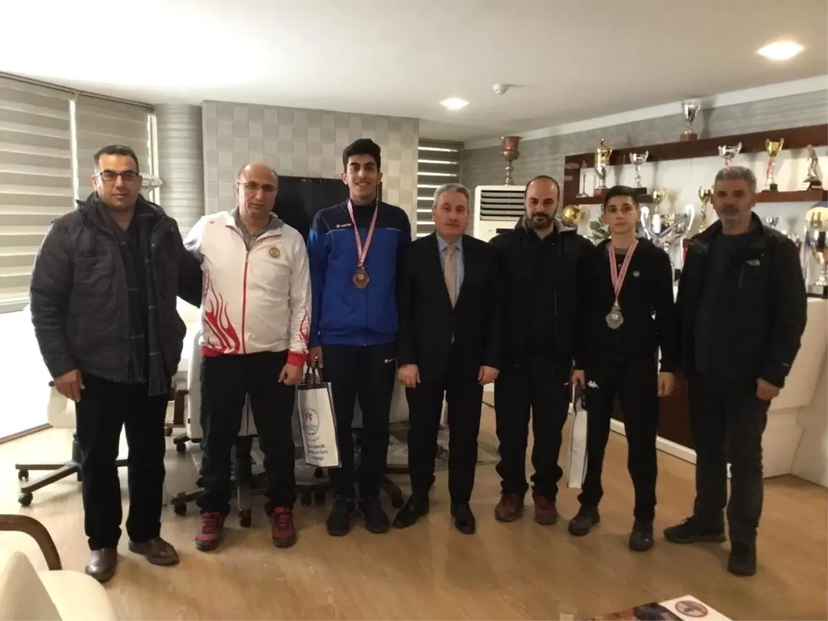 Başarılı Boksör ve Taekwondo Şampiyonları Ödüllendirildi