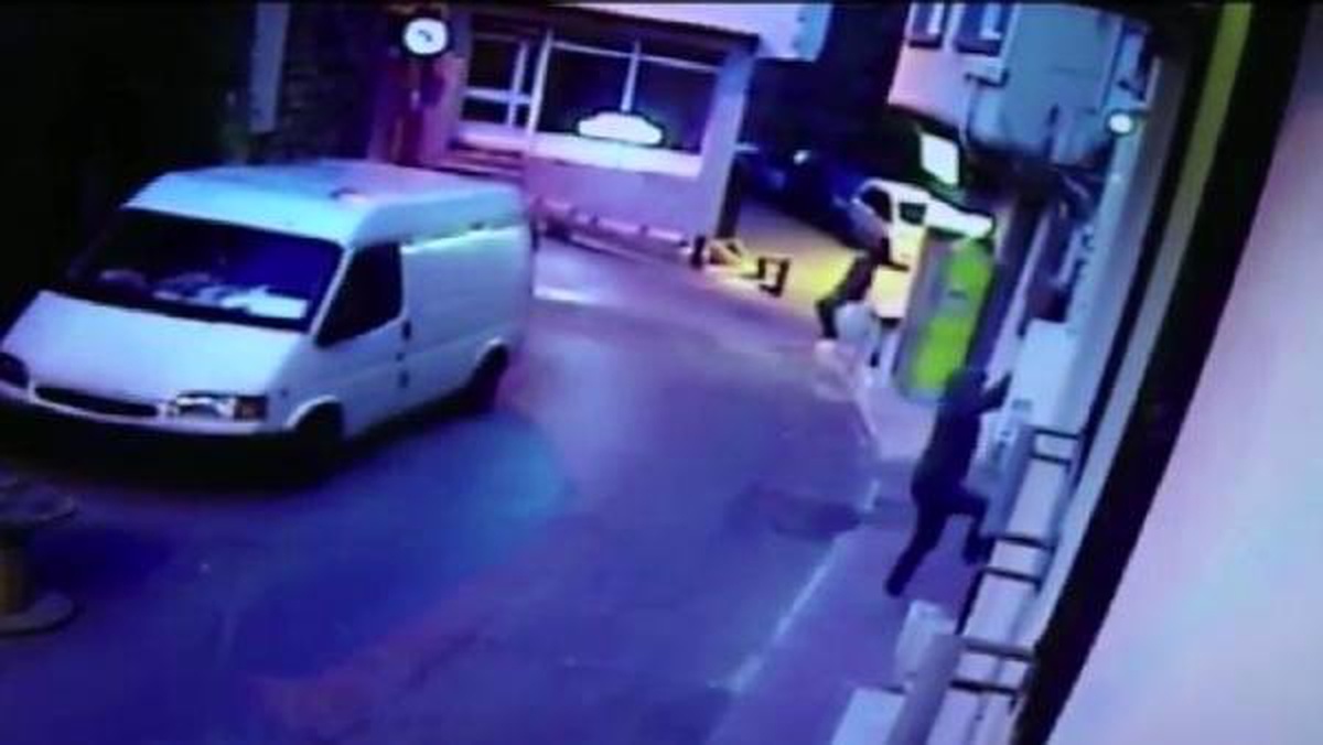 Beyoğlu\'nda İkinci Kata Tırmanan Hırsız Güvenlik Kamerasında