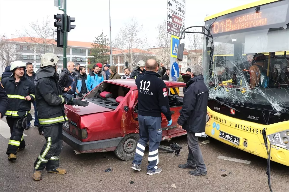 Bursa\'da Otomobille Halk Otobüsü Çarpıştı: 1 Yaralı