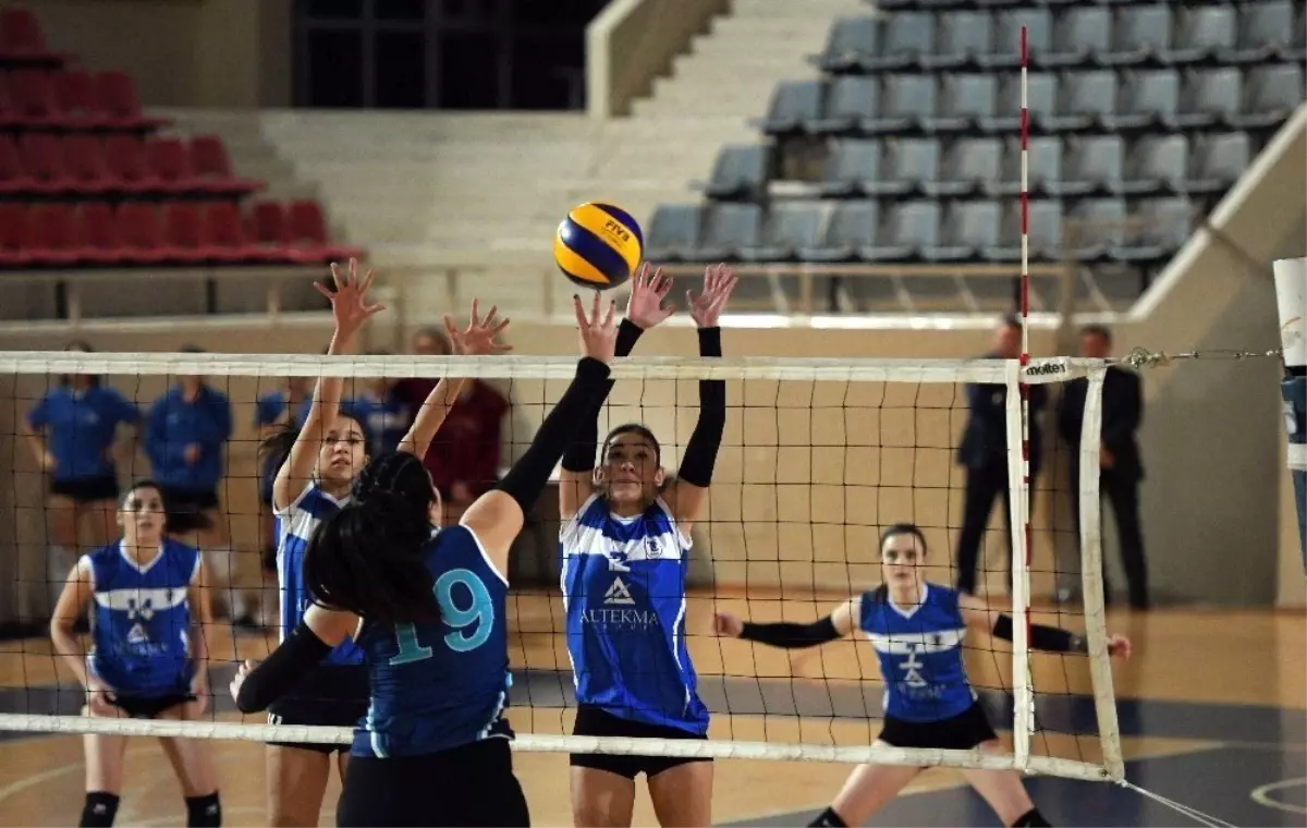 Ege Kadın Voleybol Takımı İlk Maçına Çıktı