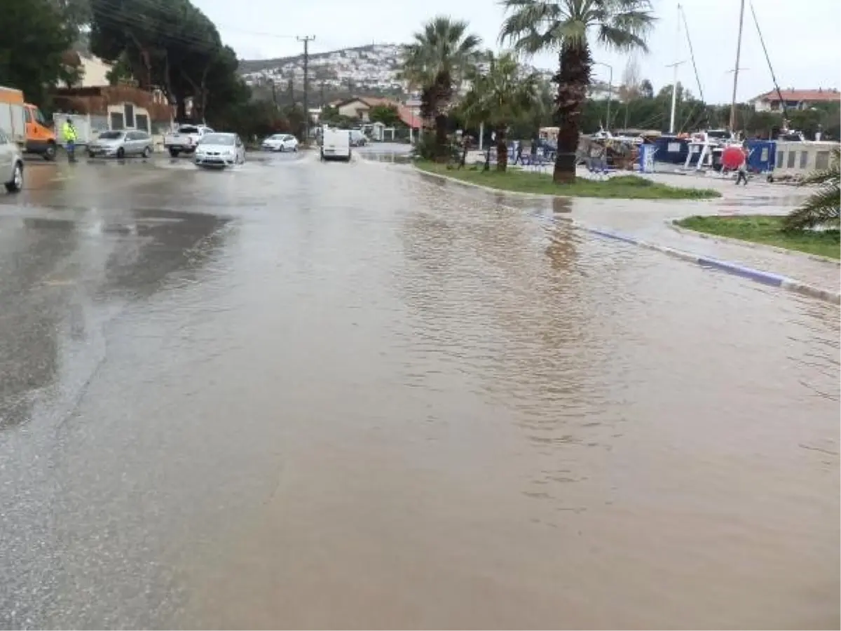 Foça\'da Şiddetli Yağmur; Dereler Taştı, Su Baskınları Oldu