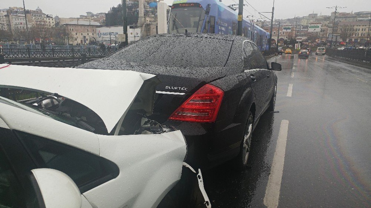 Galata Köprüsü\'nde Trafik Kazası: 1 Yaralı