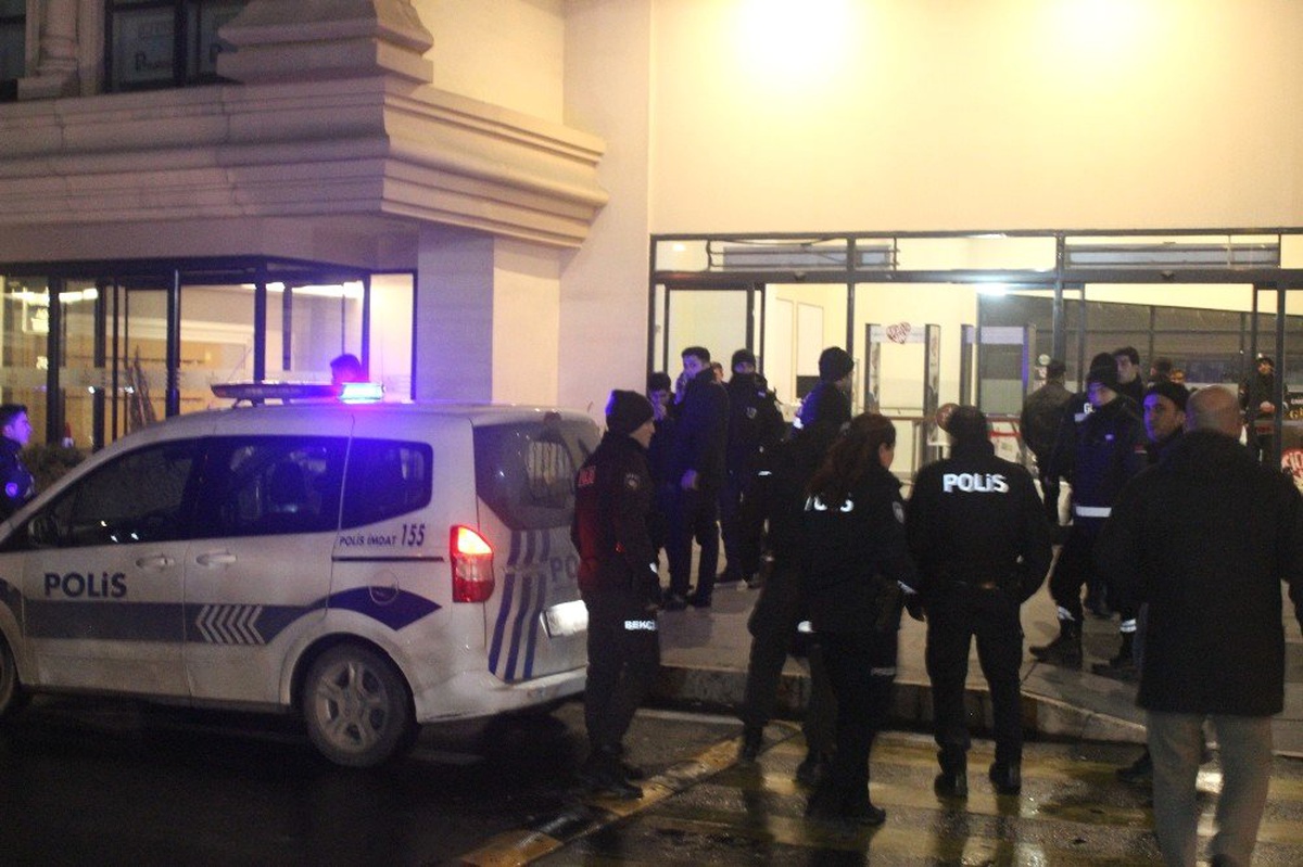 Gaziosmanpaşa\'da Avm Güvenlikçilerine Silahlı Saldırı: 1 Yaralı
