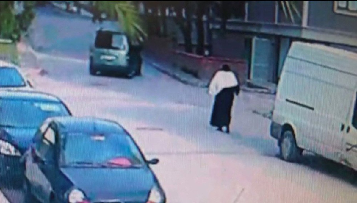 Genç Kadının Motosikletli Kapkaççıları Metrelerce Kovalaması Kamerada