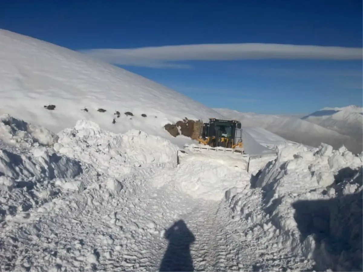 Hakkari\'de Tüm Köy ve Mezra Yolları Ulaşıma Açıldı