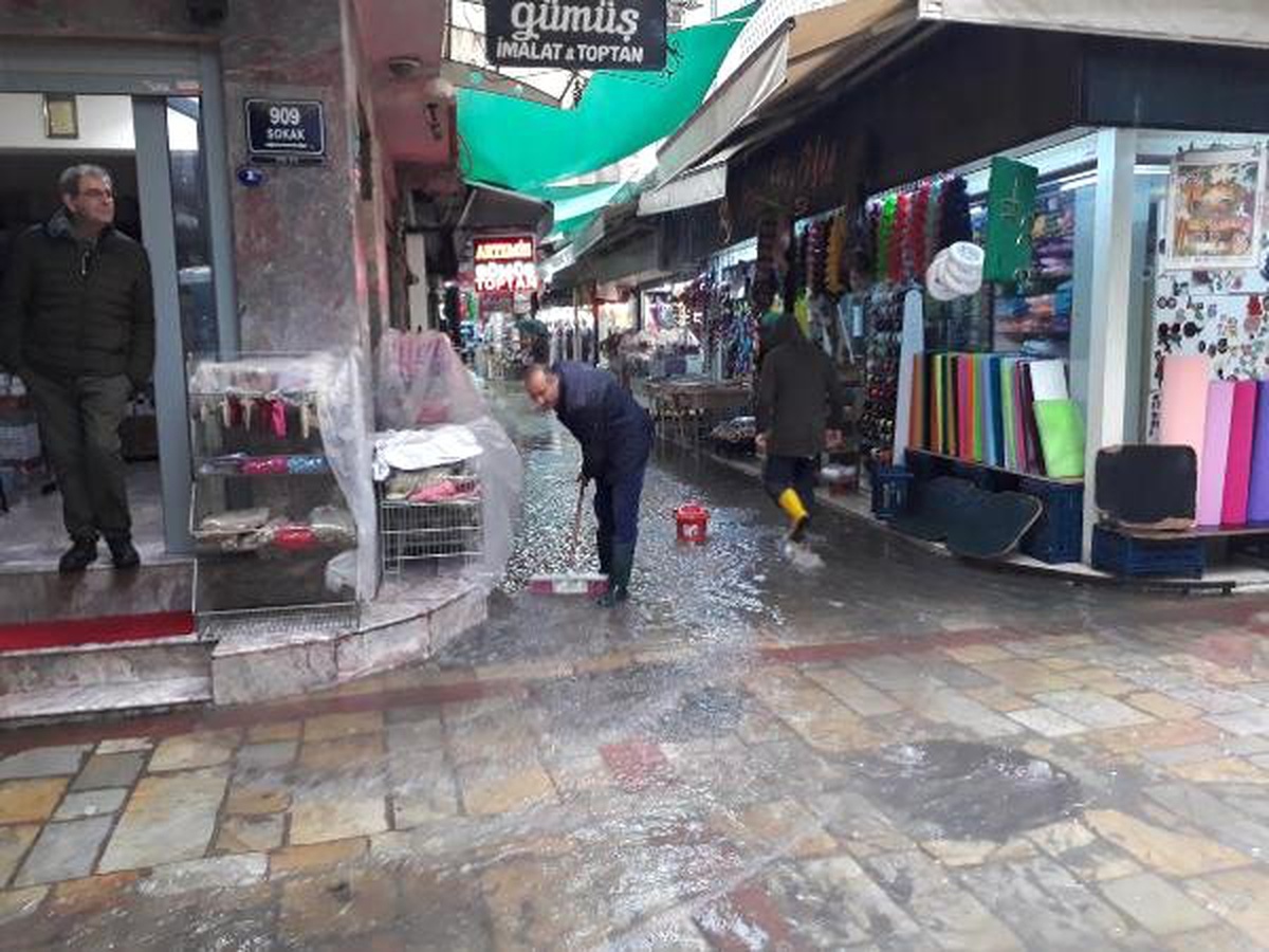 İzmir\'de Şiddetli Yağmur; Tarihi Çarşıdaki İş Yerlerini Su Bastı