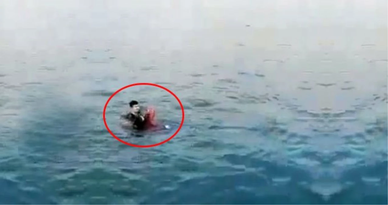 Kahraman Çevik Kuvvet Polisinin Denize Düşen Genç Kızı Kurtardığı Anlar Kameralara Yansıdı