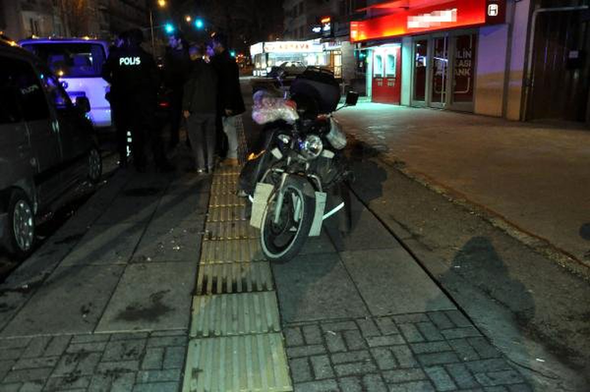 Kaldırımda İlerleyen Motosiklet, Yayaya Çaptı