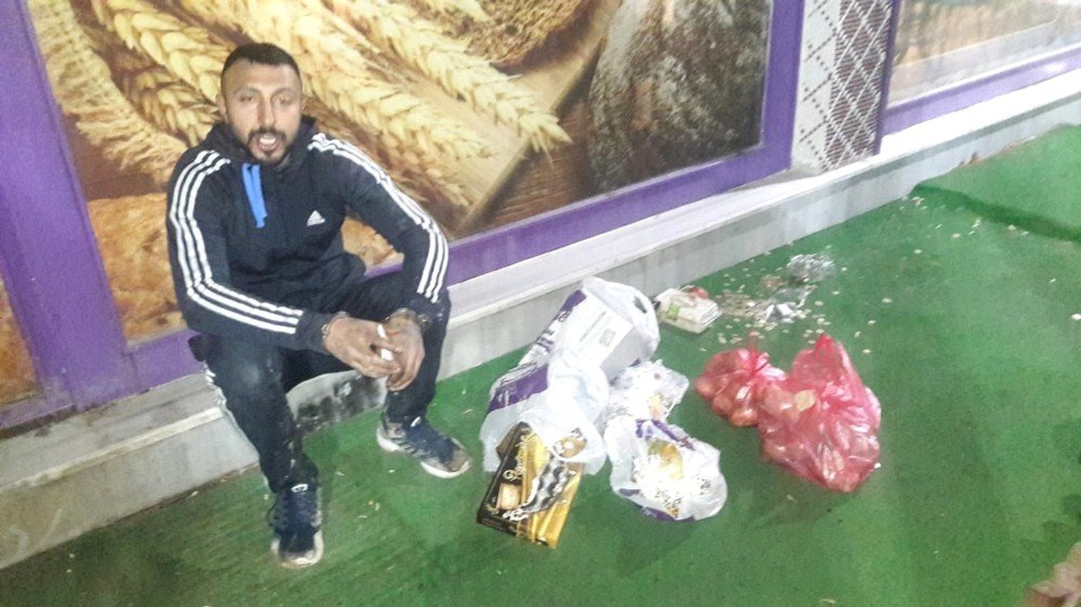 Kapıyı Kırıp Tatlı ve Bozuk Para Çalan Hırsız İş Yeri Çalışanlarınca Yakalandı