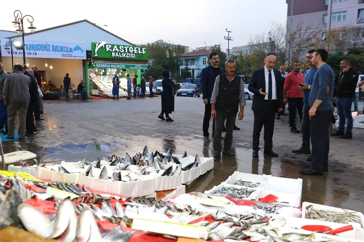 Kırıkkale\'de Balıkçılar Çarşısı\'na Yoğun İlgi