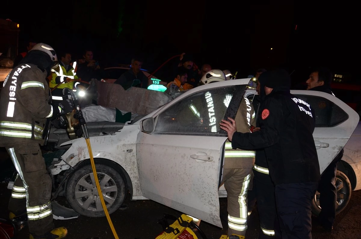 Kocaeli\'de Otomobil Bariyerlere Çarptı: 2 Yaralı