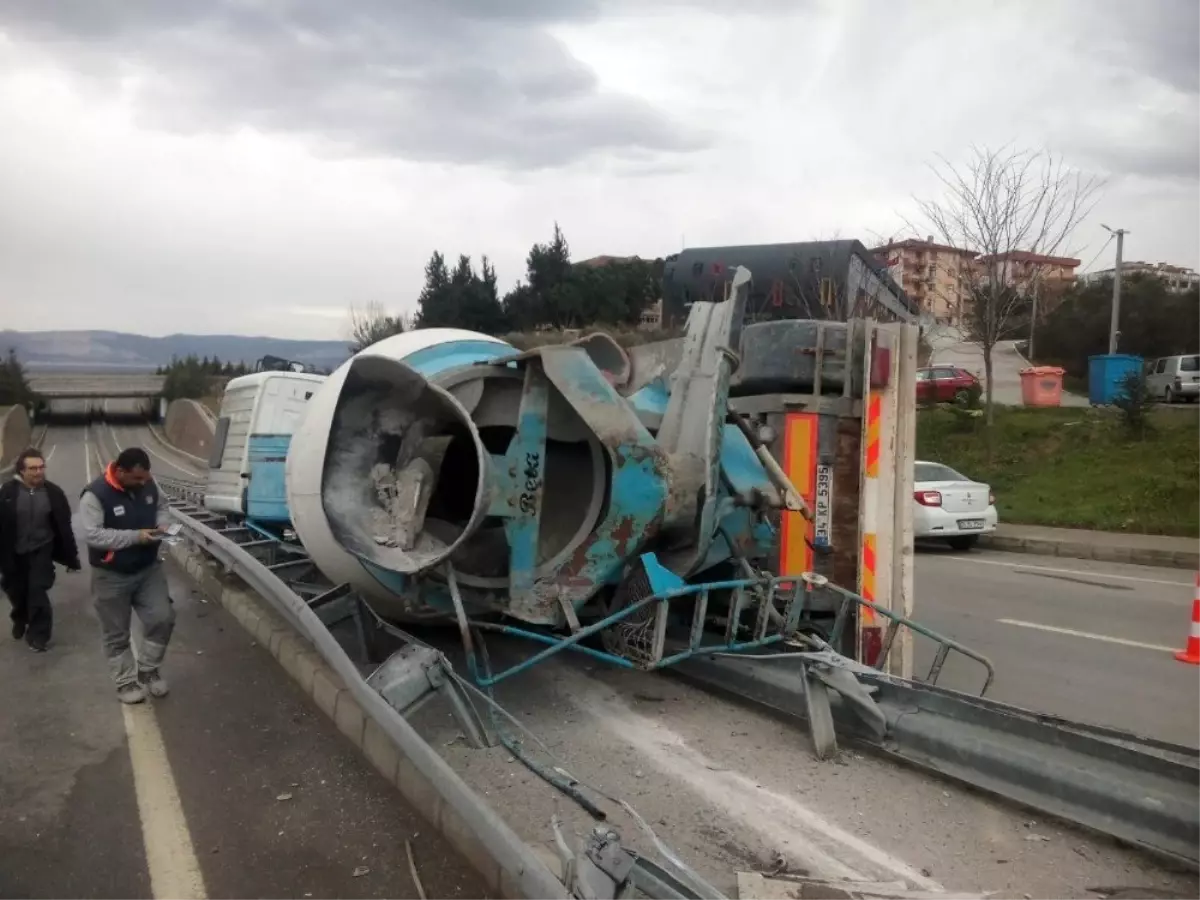 Kontrolden Çıkan Beton Mikseri Yola Devrildi