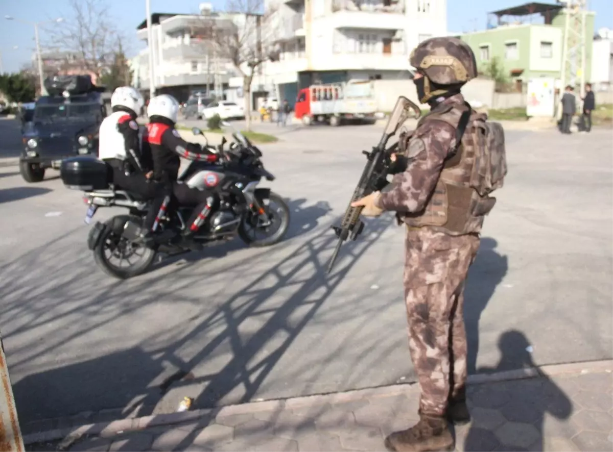 Mahalleyi Kuşatan Polis Uyuşturucu Aradı, Emniyet Müdürü Havadan Takip Etti