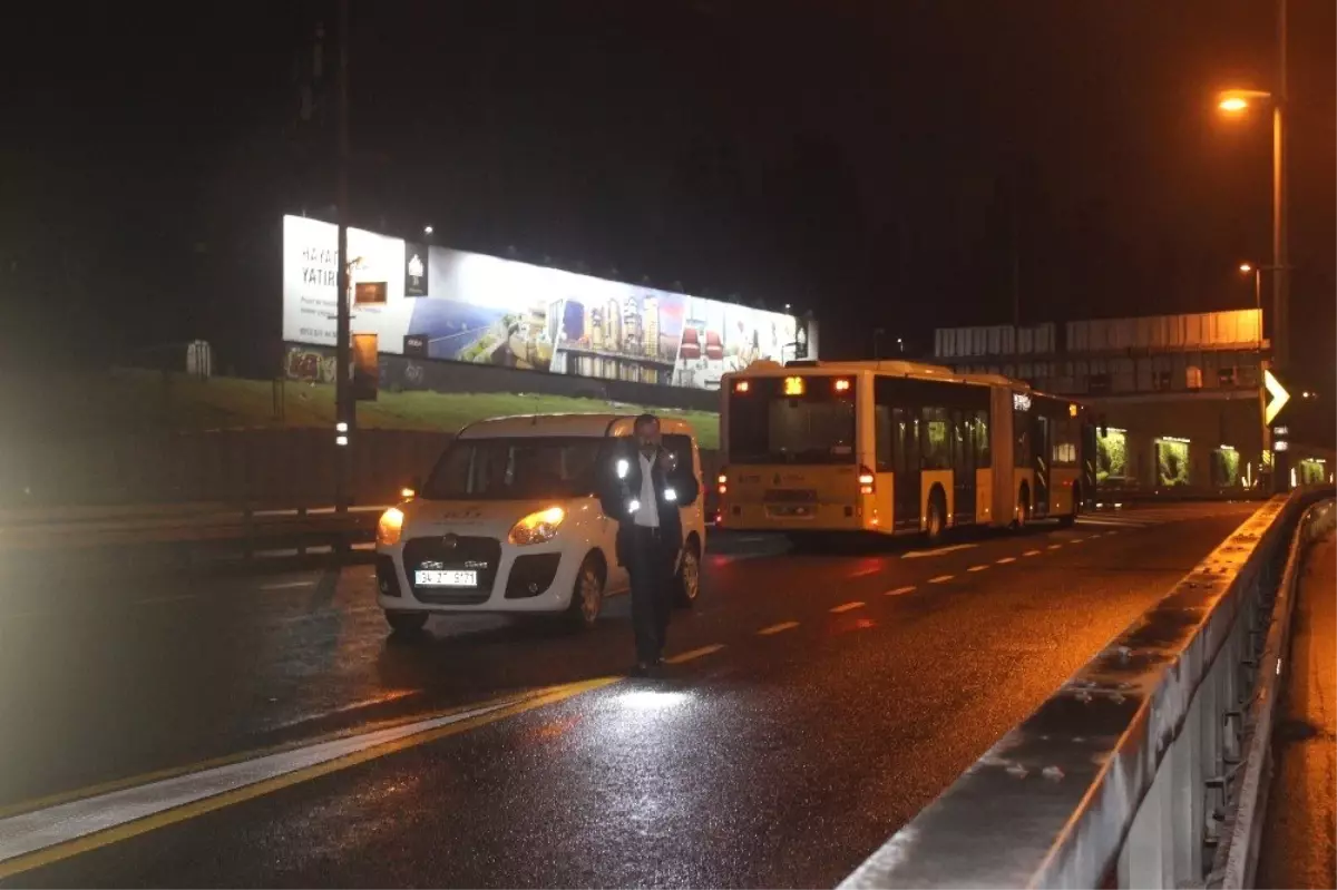 Metrobüs Yoluna Giren Şahsa, Metrobüs Çarptı: 1 Yaralı