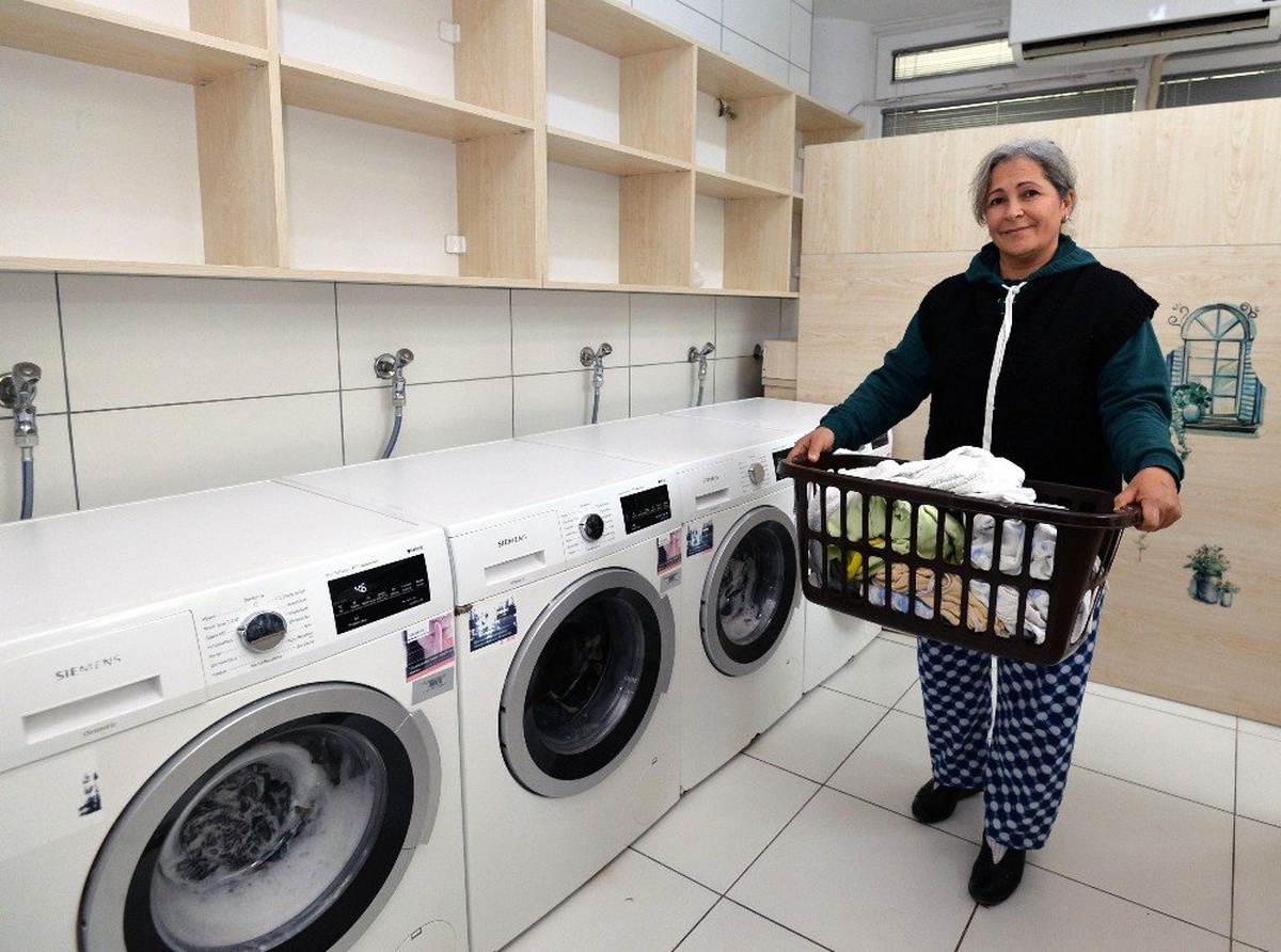 Muratpaşa\'nın Halk Çamaşırhaneleri Büyük İlgi Görüyor