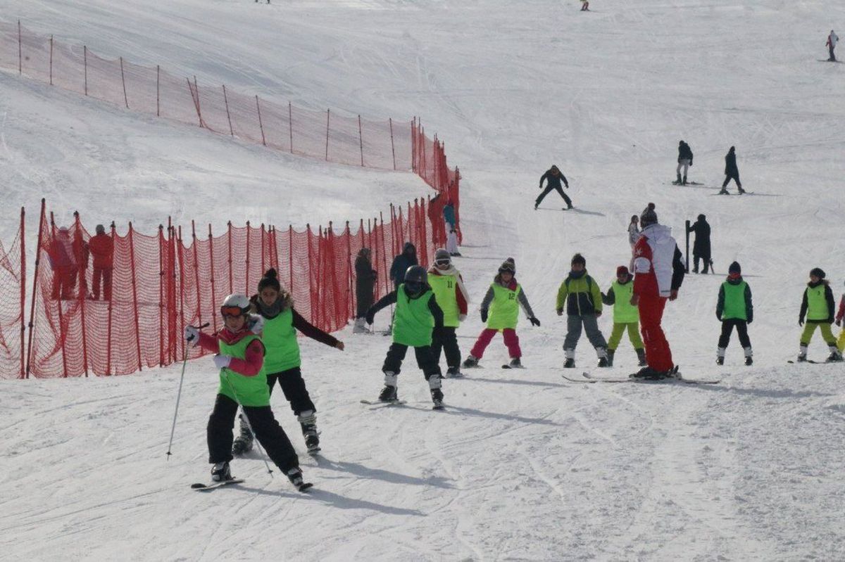 Öğrenciler Karne Hediyelerini Kayak Öğrenerek Geçiriyor