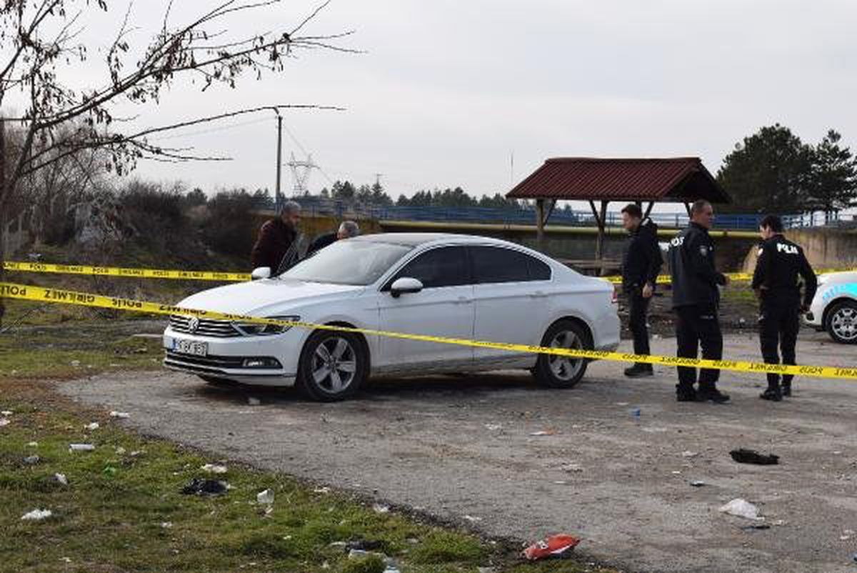 Park Halindeki Otomobilde Başından Vurulmuş Cesedi Bulundu