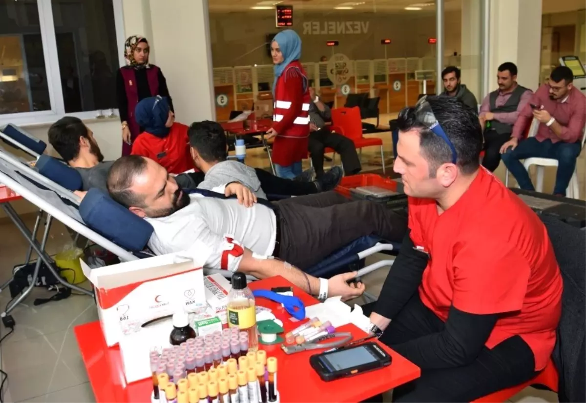 Selçuklu Belediyesi Personelinden Kızılay\'a Destek