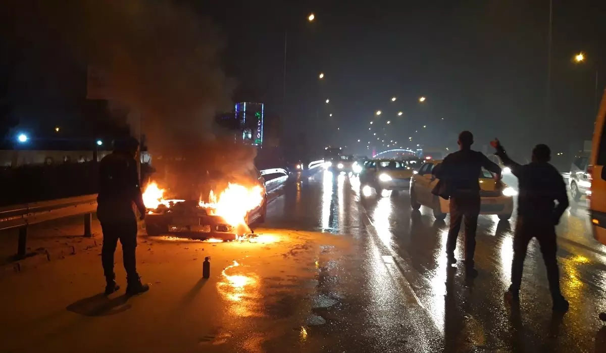 Seyir Halinde Yanan Araç Kullanılamaz Hale Geldi