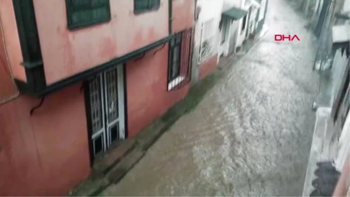 Şiddetli Yağış Ayvalık\'ı Venedik\'e Çevirdi