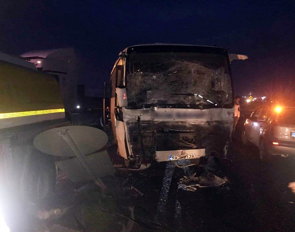 Tekirdağ\'da Zincirleme Trafik Kazası: 15 Yaralı