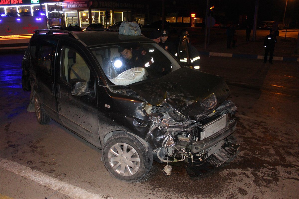 Tokat\'ta İki Ticari Araç Çarpıştı: 7 Yaralı