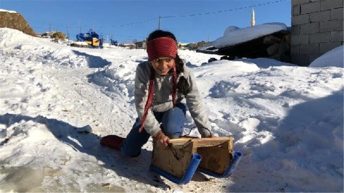 Torunlarına El Emeği Kızak Hediye Etti