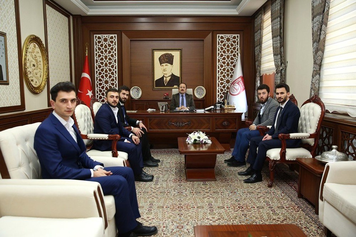 Türkiye Gençlik Vakfı Bayburt Heyeti Vali Pehlivan\'ı Ziyaret Etti