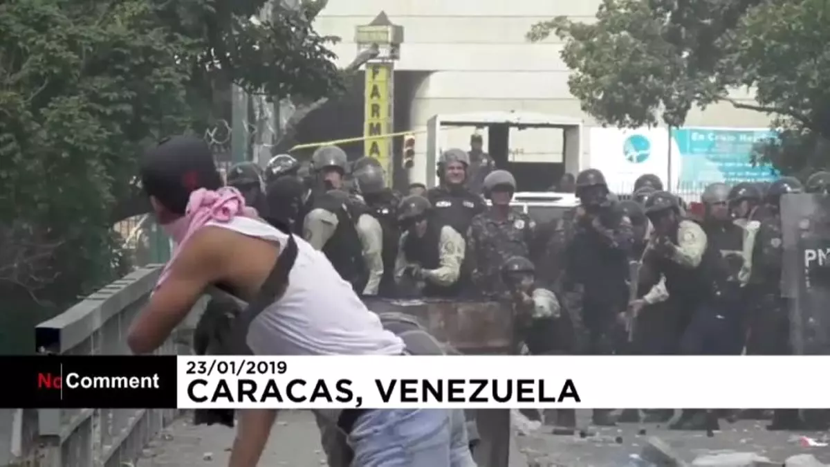 Venezuela\'nın Başkenti Karakas\'ta Maduro Karşıtları Polisle Çatıştı