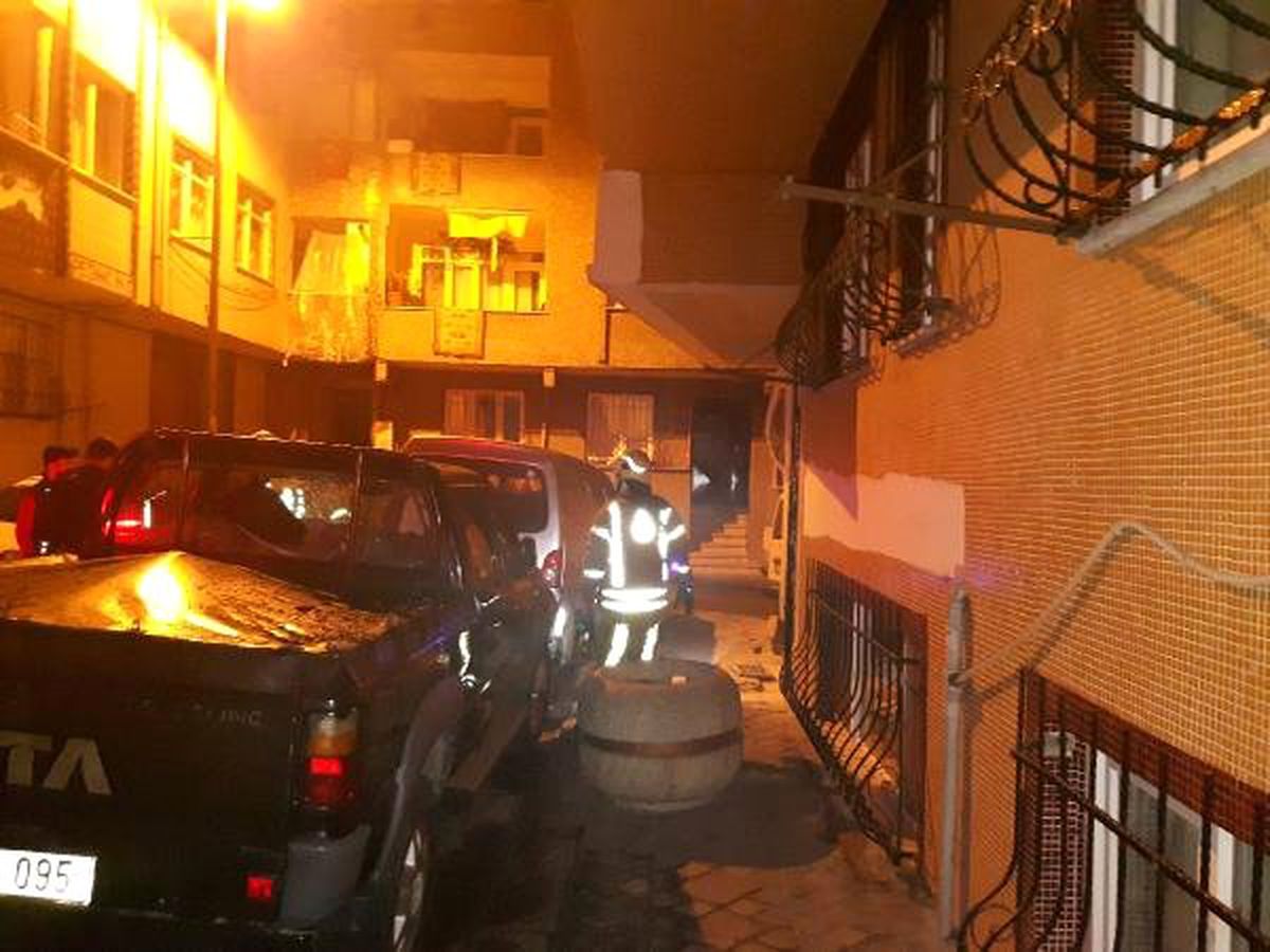 Zeytinburnu\'nda Doğalgaz Kutusundan Çıkan Duman Mahallede Panik Yarattı