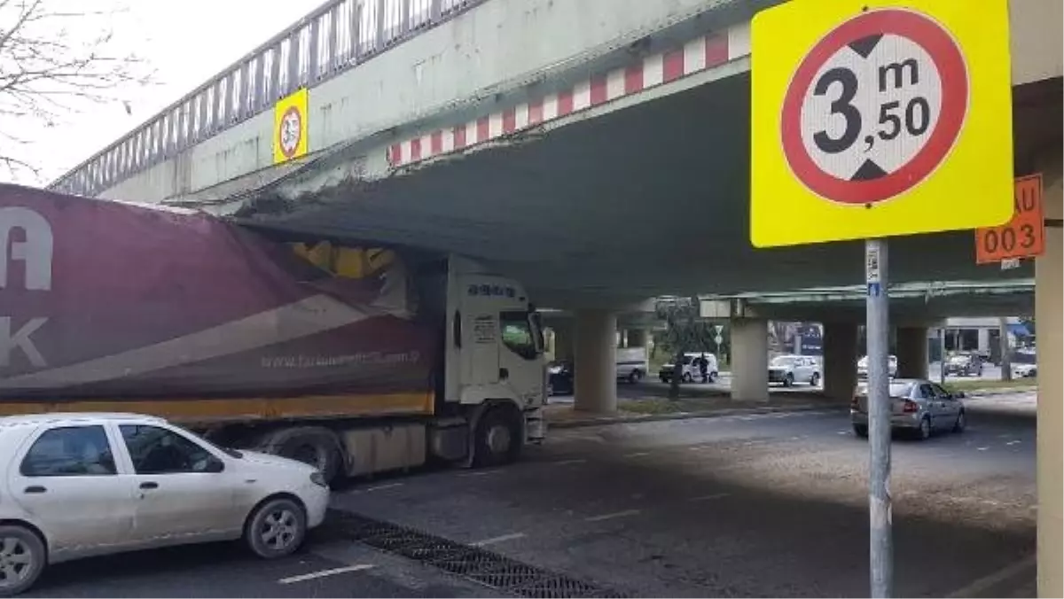 Ataköy\'de Tır Üst Geçide Sıkıştı