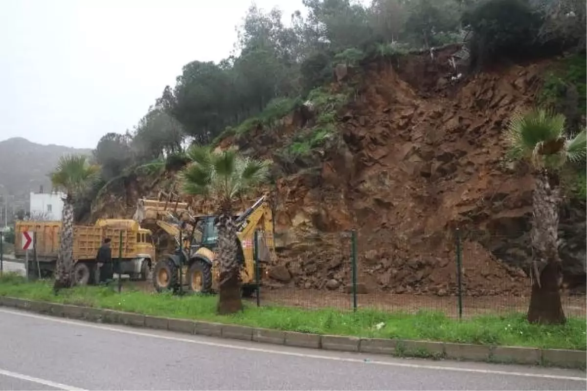 Bodrum\'da Yine Toprak ve Kaya Parçaları Karayoluna Düştü