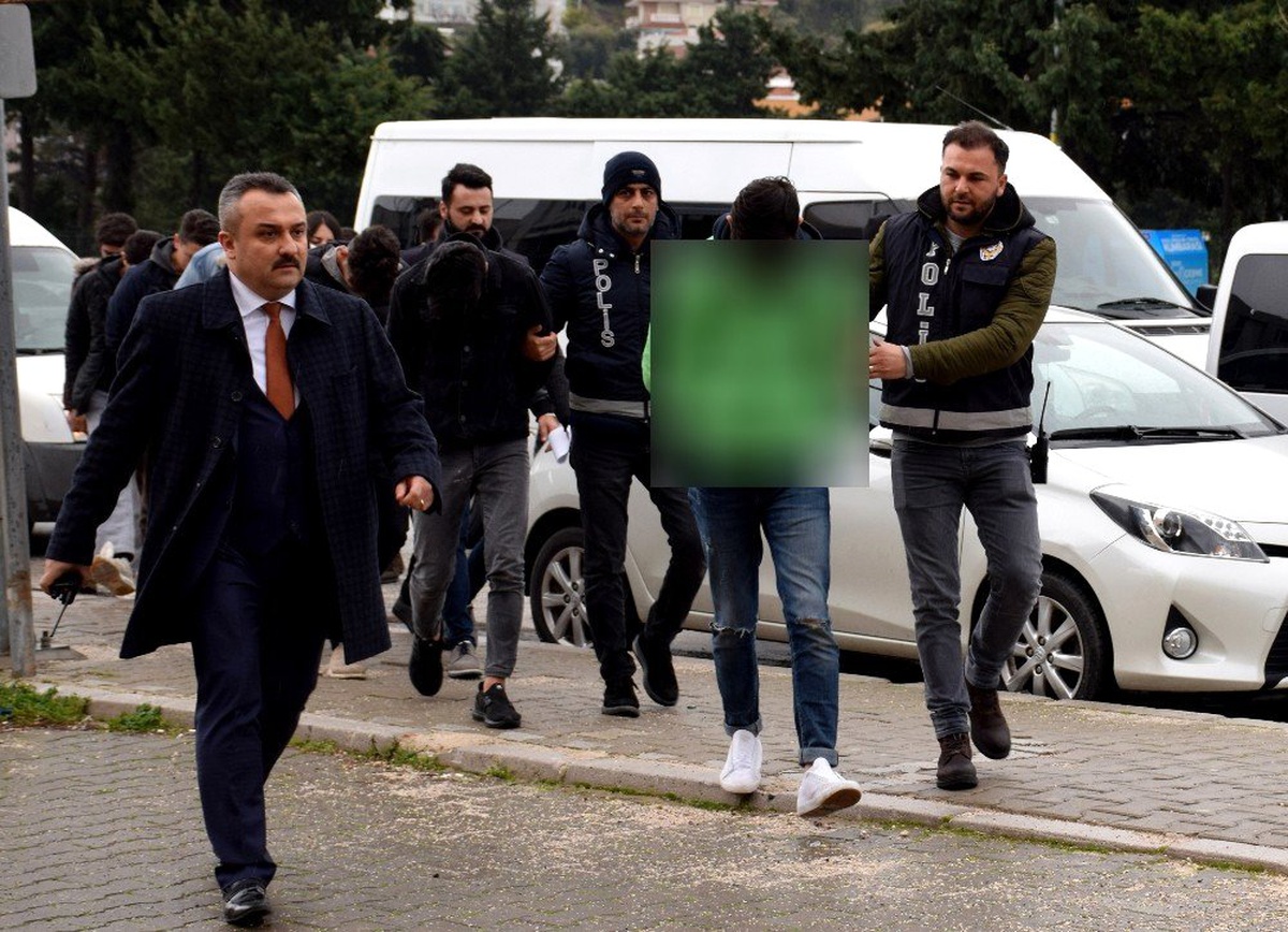 Çeşme\'de 4 Hırsızlık Zanlısı Tutuklandı