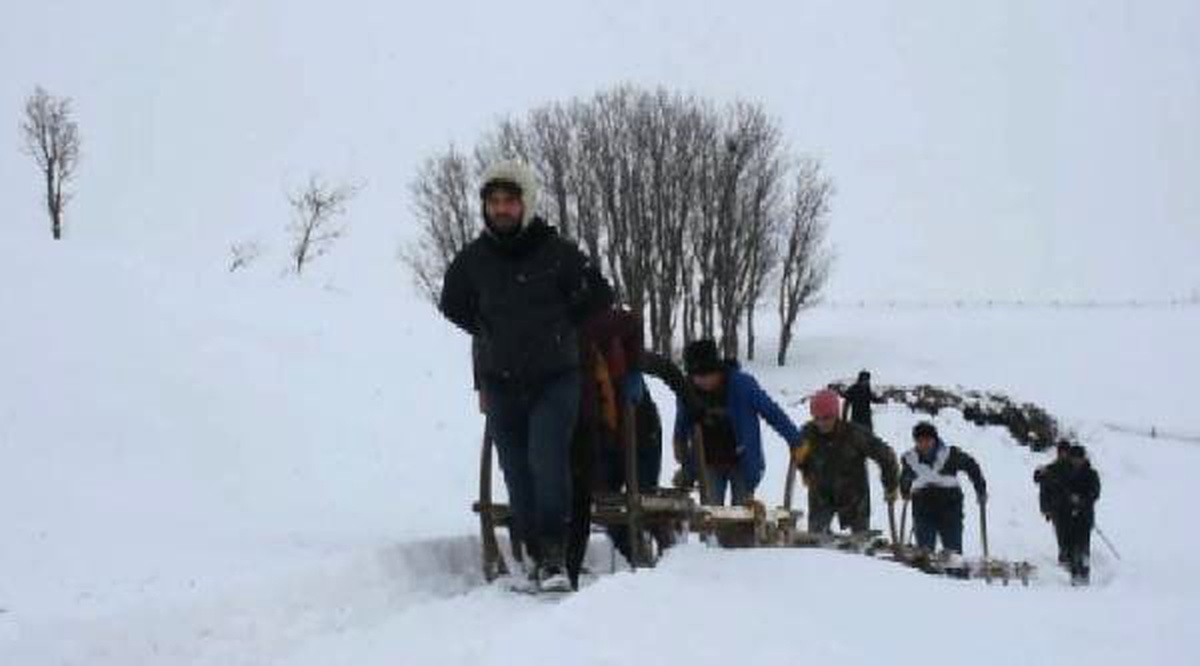 Dağlardan Kızaklarla Ot Taşıyorlar