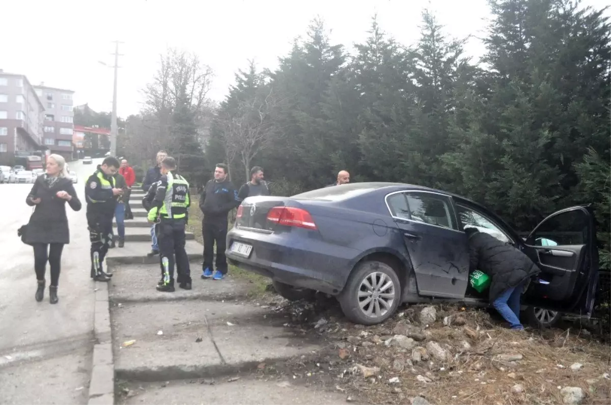 Direksiyon Hakimiyetini Kaybeden Kadın Korkuluğa Çarparak Durabildi