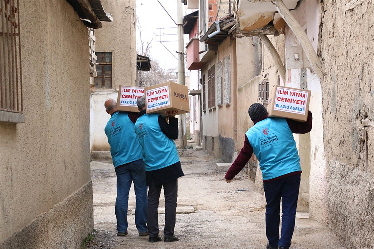 Elazığ\'da İhtiyaç Sahiplerine Gıda Yardımı