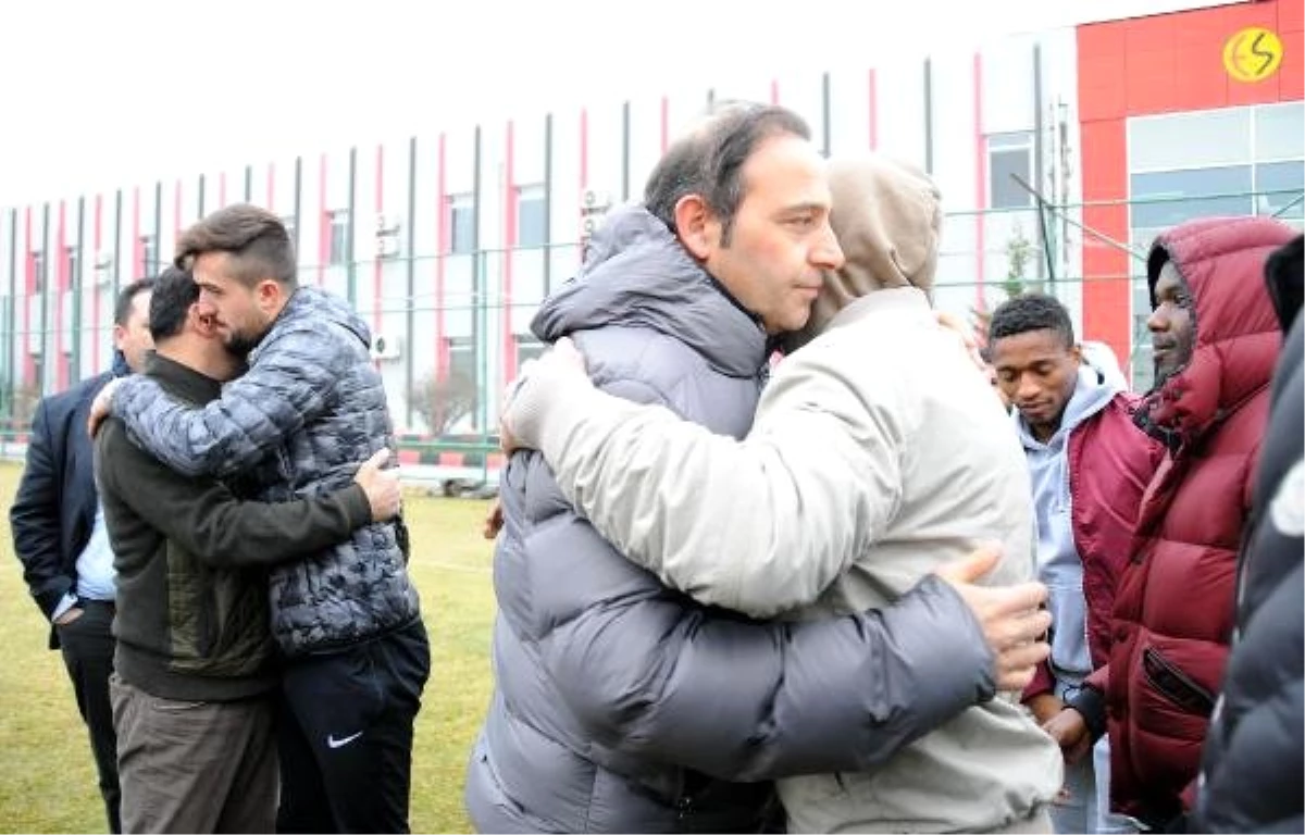 Eskişehirspor\'da Lisansı Çıkmayan 9 Futbolcu Kulüpten Ayrıldı