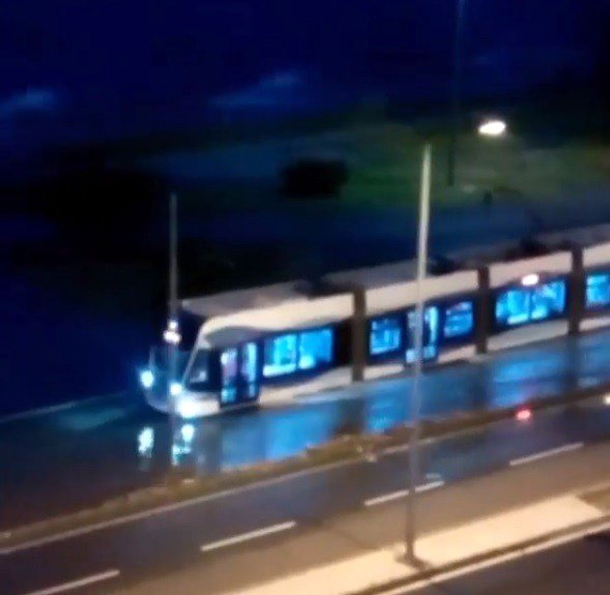 Fırtına İzmir\'de Hayatı Durdurdu, Karşıyaka\'da Deniz Seviyesi Yükseldi